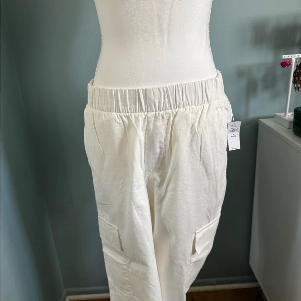 NWT GAP Women's Cream Ankle Cargo Pants Small Petite straight leg - Picture 2 of 4